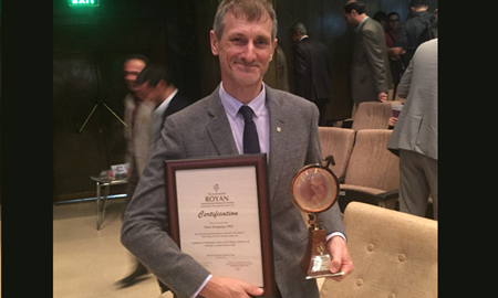 پروفسور پیتر کوپمان، از دانشگاه کوئینزلند استرالیا، جایزه بین المللی پژوهشی رویان در ایران را دریافت کرد