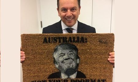 رونمای از پادری "ترامپ" توسط سناتور استرالیا
