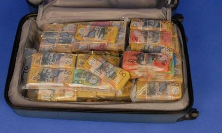این چمدان مال کیست؟...دنبال صاحب چمدانِ حاوی ۱.۶ میلیون دلار در استرالیا