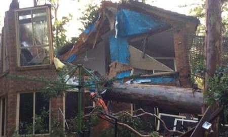  خسارت جدی به خانه ها و شبکه برق استرالیا بر اثر طوفان 