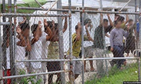 حضور پلیس در اردوگاه پناهجویان استرالیا در جزیره مانوس 