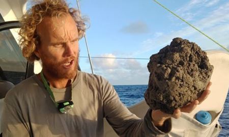 کشف میلیون‌ها سنگ‌ آتشفشانی بر سطح اقیانوس آرام توسط قایقرانان استرالیایی 