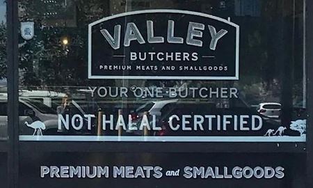 جنجال بر سر یک تابلو نصب شده در یک قصابی شهر آدلاید که نوشته است (دارای گواهی غیر حلال) 
