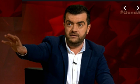 سام دستیاری سناتور استرالیایی -ایرانی پیشین حزب کارگر استرالیامی گوید گلادیس لو باید استعفا کند