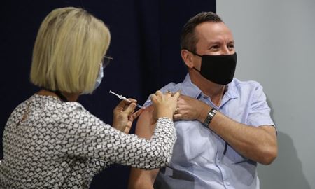 تزریق واکسن آسترازنکاه به نخست‌وزیر استرالیای غربی