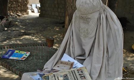 سخنگوی طالبان: زنان افغان فعلا از خانه خارج نشوند!