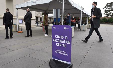 آغاز تزریق دُز سوم واکسن کووید-19 در استرالیا