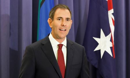 تاکید وزیر خزانه‌داری استرالیا بر کاهش قیمت بنزین هم‌سو با نرخ جهانی