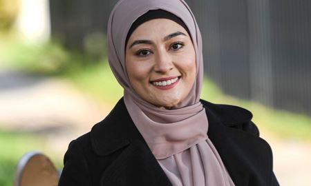 نماینده افغان‌تبار سنای استرالیا: به خاطر حجاب قضاوتم نکنید!