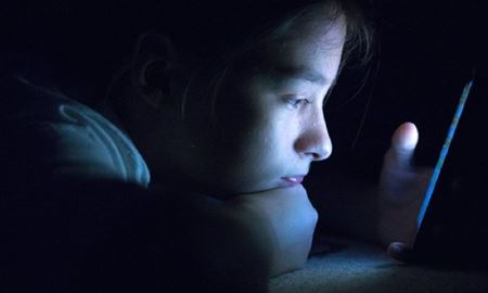 تاثیر نورآبی تلفن‌های هوشمند بر بلوغ زودرس کودکان