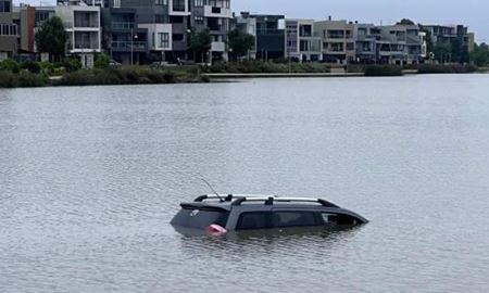 رویت یک خودروی در حال شنا در دریاچه کارولین اسپرینگز ویکتوریا