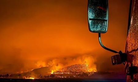 شعله‌های آتش سوزی جنگل در ویکتوریا همچنان زبانه می‌کشد