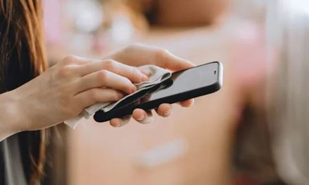 گوشی هوشمند شما، میزبان ناخوانده میکروب‌ها؛ راهنمای کامل تمیز کردن صحیح و ایمن