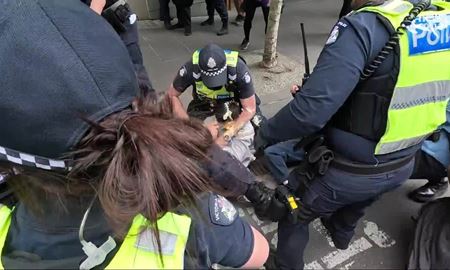 تظاهرات ضد مهاجرتی در ملبورن با رویارویی مخالفان به خشونت کشیده شد