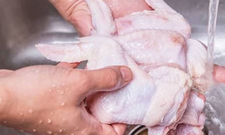 شستن مرغ خام و خطر مسمومیت غذایی برای بیش از نیمی از استرالیایی‌ها