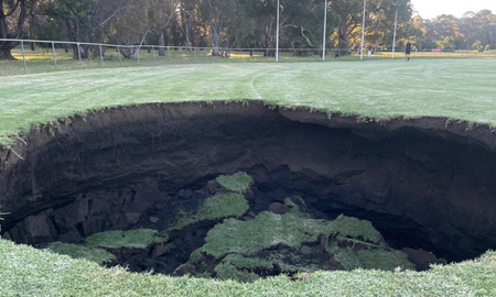 فرونشست زمین و ایجاد گودال بزرگ در زمین فوتبال محبوب ملبورن