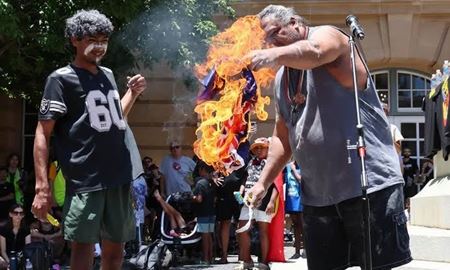 حبس و خطر اخراج؛ پیشنهاد جرم‌انگاری آتش‌زدن پرچم ملی، در پارلمان استرالیا